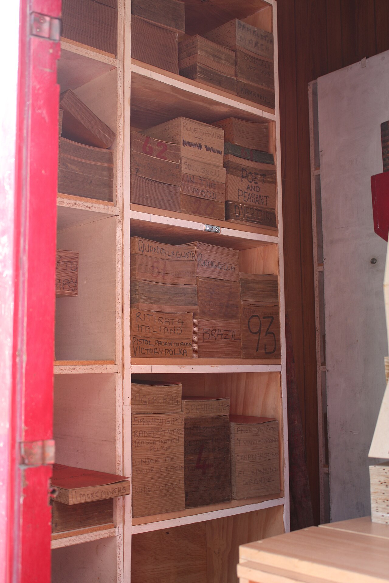 Figure 3 — An 89-key Gavioli fanfold book feeding a fairground-organ keyframe — the large-scale end of the standards table.