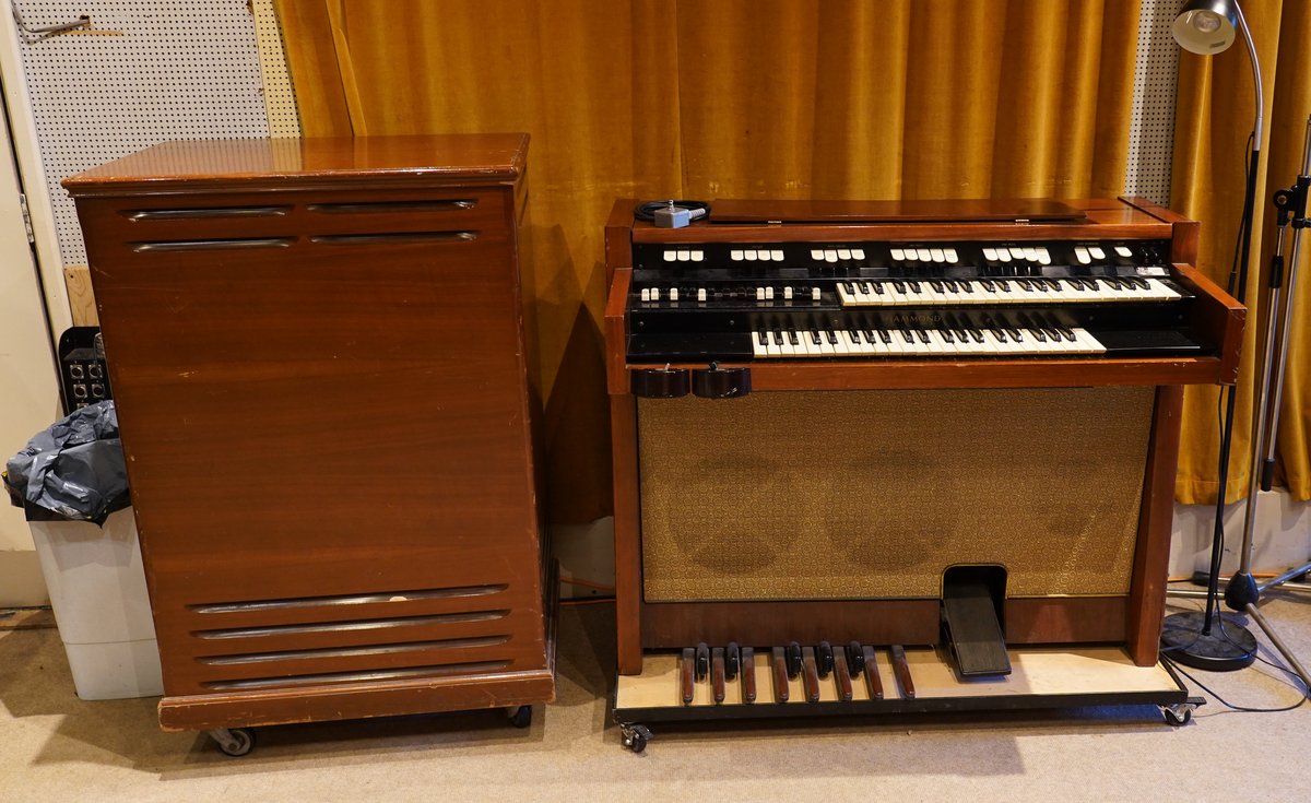 A Hammond organ paired with a Leslie tone cabinet, illustrating the two-box system that defines the classic sound.