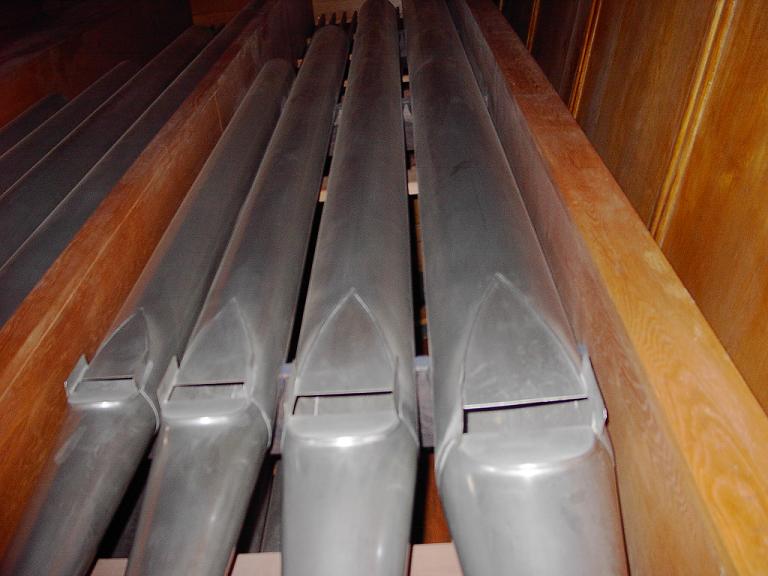 Figure 2 — Flow visualisation of the air jet issuing from the flue and crossing the mouth of a flue organ pipe toward the upper lip — the unstable sheet whose oscillation drives the pipe.