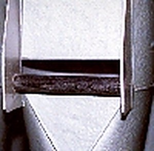 Figure 3 — A narrow-scale string pipe (Gamba) with ears at the mouth and a harmonic bridge / roller beard across them, the fitting that lets a keen string speak its fundamental without overblowing.