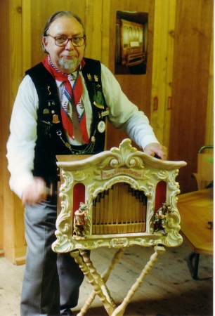 Figure 2 — A Jäger & Brommer 20-note "Bauchorgel" (belly organ): 20 stopped wooden pipes in a solid-cherry case, the professional analogue of the amateur 20-note build.