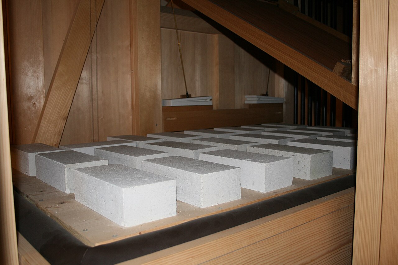 Figure 2 — A weight-loaded double-rise organ reservoir, the moving top table loaded by cast weights; the two rib courses fold in opposite directions so the pressure stays constant as the table rises and falls.